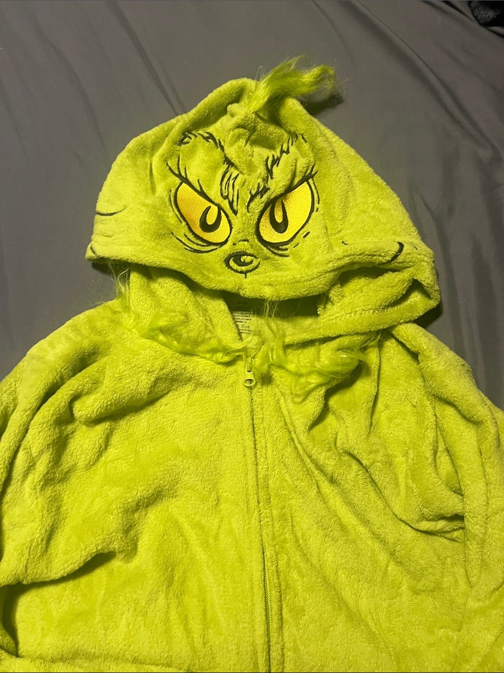 Grinch unisex adult small onesie. In good condition. New with tags. Never worn